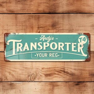 Op de afbeelding: Een vintage metalen bord met een blauwe achtergrond en witte tekst die "Andy's Transporter - Your Reg." luidt, met een rode cirkel met het nummer "T4" in de rechterbovenhoek.