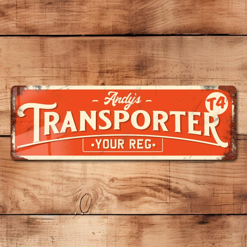 Op de afbeelding: Rood en wit metalen bord met de tekst "Andy's Transporter - Your Reg." en het nummer "T4" in een cirkel. Het bord heeft een verweerde uitstraling, waardoor het een vintage uitstraling heeft.
