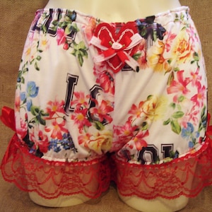 ¡Hermosos pantalones cortos elásticos con estampado de letras de béisbol con flores de hibisco hawaianas, lazos de encaje rojo y corazón! ¡Rockabilly, pin-up!