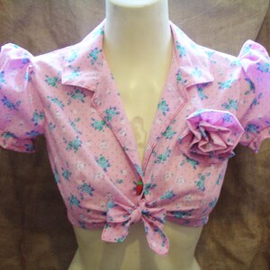 Cute,pink floral polka dot print,tie-up,cropped puff sleeve blouse with flower brooch!1930&#39;s/1940&#39;s/1950&#39;s,pin-up,rockabilly,vintage!