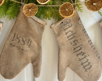 Grainsack Christmas mitten, Neutral grain sack winter holiday decor, Prairie Homestead Decor, Prim peg hanger mitten