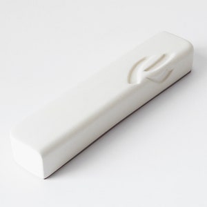 Estuche de cerámica blanca para mezuzá, regalo de boda judío, judaica, mezuzá judía, hecho en Israel, regalo judaica, estuche moderno para mezuzá, estuche con pergamino.