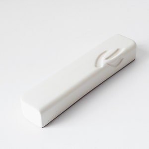 Mezuzah, Weiße Mezuzah, Keramik Mezuzah Hülle, Judaica, hergestellt in Israel, jüdisches Hochzeitsgeschenk, Judaica Geschenk, moderne Mezuzah Hülle, Hanukkah