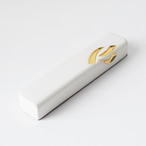 Weiß Keramik Mesusa Fall, 24k Gold, Made in Israel, moderner Mesusa Fall, jüdisches Geschenk, modern minimalistisch, Wohnkultur Jewellery, israel art