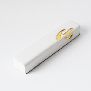 Moderne Mezuzah Hülle, Keramik Mezuzah, Gold, Made in Israel, jüdisches Geschenk, jüdisches Zuhause, Wohnkultur Judaica, Israel Judaica Kunst, Hanukkah Dekor