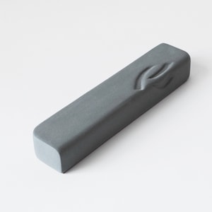 Mezuzá, caja de cerámica gris para mezuzá, decoración del hogar, arte judaico, caja moderna para mezuzá, regalo judío moderno, arte judaico de Israel, caja de pergamino kosher