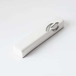 Weiße Keramik Mezuzah Hülle mit Silber, Made in Israel, Moderne Mezuzah Hülle, jüdisches Geschenk, modern minimalistisch, Wohnkultur Judaica, Israel Kunst