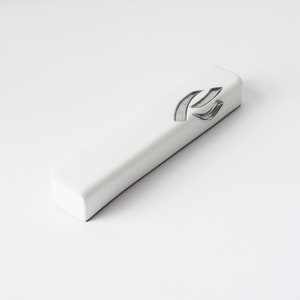 Kleiner Mezuzah, Weißes Keramik Mezuzah Hülle mit Silber, Israel Keramik jüdisches Geschenk, moderne minimalistische Scroll-Hülle, religiöses Hochzeitsgeschenk
