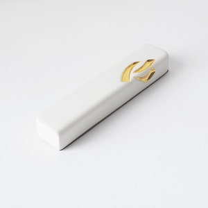 Kleine Mezuzah, weiße Keramik Mezuzah mit 24K Gold, Israel Keramik jüdisches Geschenk, moderne minimalistische Schriftrolle, religiöses Hochzeitsgeschenk Bild 1