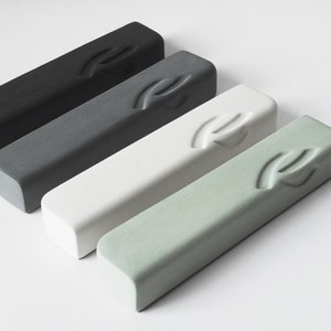 Keramik-Mezuzah-Kasten mit koscherer Schriftrolle für Tür, selbstklebende Mezuza-Abdeckung für drinnen und draußen, jüdisches Hausgeschenk, moderne Jehudaica aus Israel