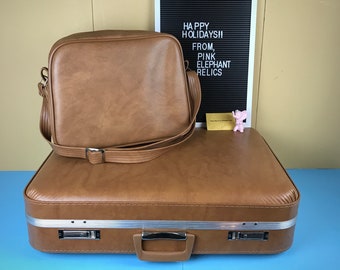 Retro Mid Century Luggage Gift NOS Vintage Locking Brown Suitcase /& Carry On Bag Set w Key New in Box Tan Mod Men/'s Holiday Travel Case