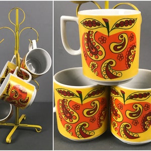 Retro Yellow Mug Tree & 4 Psychedelic Coffee Cups - 1960's Decor Metal Cup Rack / Mugs Set - Groovy Orange Hippie Style Paisley Apple Design