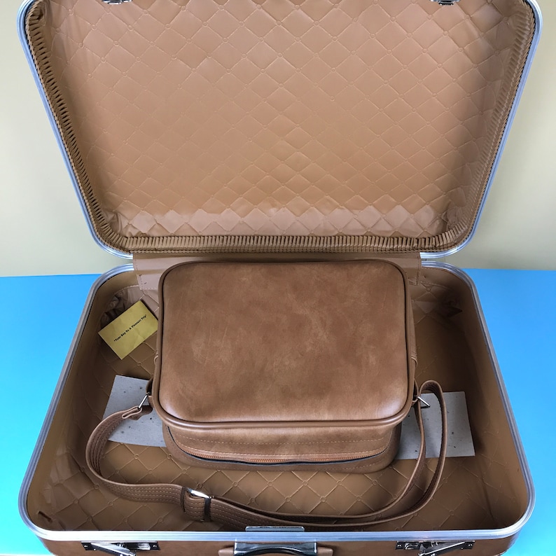 Retro Mid Century Luggage Gift NOS Vintage Locking Brown Suitcase /& Carry On Bag Set w Key New in Box Tan Mod Men/'s Holiday Travel Case