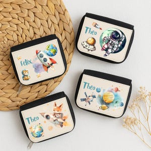 Personalisierter Kinder Geldbeutel mit Namen und Weltall Motiv wie Rakete Astronaut Planeten oder Sterne als Geschenk für Jungen und Mädchen