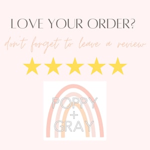 Op de afbeelding: Een roze en oranje regenboog met de tekst "POPPY + GRAY" in zwart. Vijf gele sterren bevinden zich boven de regenboog. De tekst "LOVE YOUR ORDER? don't forget to leave a review" bevindt zich boven de sterren.