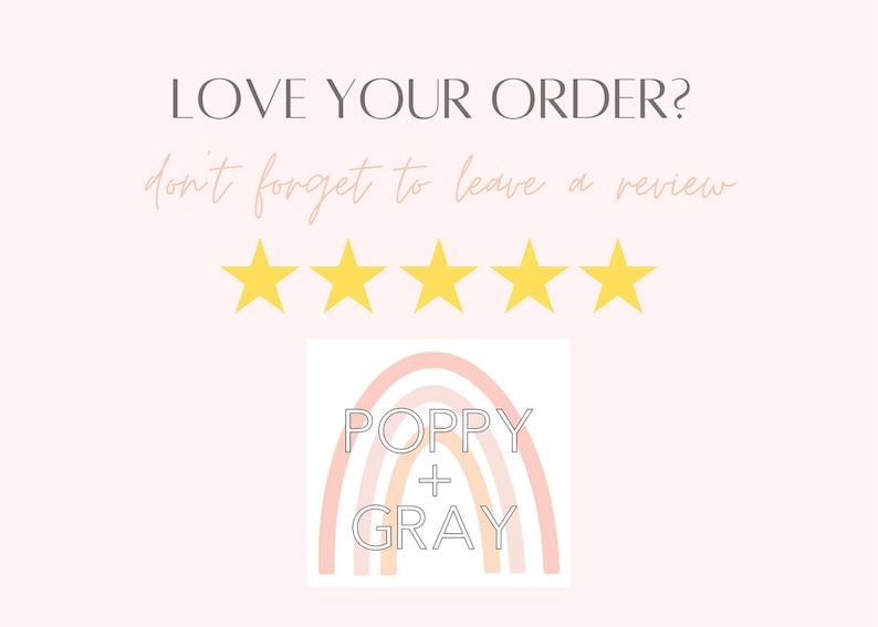 Op de afbeelding: Een roze en oranje regenboog met de tekst "POPPY + GRAY" in zwart. Vijf gele sterren bevinden zich boven de regenboog. De tekst "LOVE YOUR ORDER? don't forget to leave a review" bevindt zich boven de sterren.