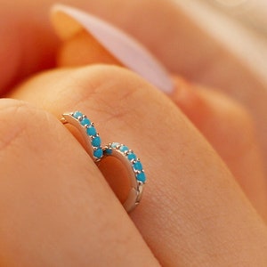 Winzige Huggie-Creolen, Türkisfarbene Huggie-Creolen, Zierliche Creolen, Dainty Huggies, 18K vergoldete Creolen, Sterling Silber Huggies