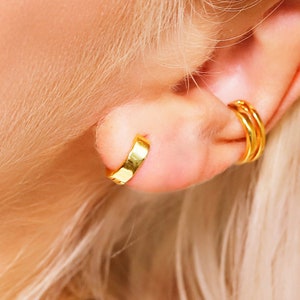 Tiny Huggie-oorbellen, effen Huggie-oorbellen, sierlijke oorringen, sierlijke kleine Huggies, 18 kt vergulde oorbellen, sterlingzilveren knuffels