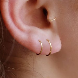 Boucles d'oreilles Tiny Huggie, Créoles hélicoïdales unies, Boucles d'oreilles délicates, Tiny Huggies délicats, Créoles plaquées or 18 carats, Huggies en argent sterling