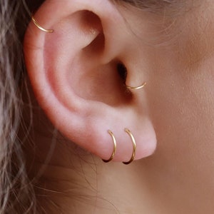 Boucles d'oreilles Tiny Huggie, Créoles hélicoïdales unies, Boucles d'oreilles délicates, Tiny Huggies délicats, Créoles plaquées or 18 carats, Huggies en argent sterling