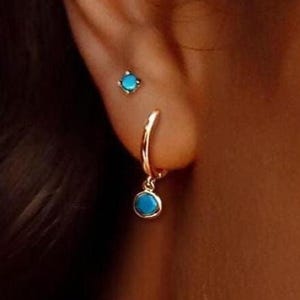 Orecchini a cerchio Huggie in argento sterling con zircone cubico turchese • Stile minimalista delicato