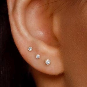 Pendientes pequeños de oro de 9 quilates, pendientes pequeños de circonita cúbica, pendientes hipoalergénicos de oro auténtico, joyería para piercing de oreja con parte trasera plana. imagen 1