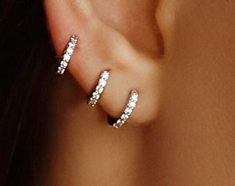 Petites créoles huggie. Ensemble de boucles d'oreilles huggie en or. Créoles minimalistes en argent sterling. Pavé de Huggie Hoops avec de la zircone cubique.