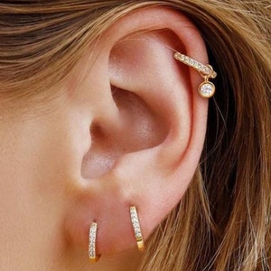Huggie Hoops minimalistas com charme • brincos de argola pequenos • brincos de argola abertos • argolas delicadas • argolas de prata • brincos de argola huggie