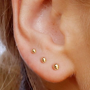 Pendientes de bola de oro macizo de 9 quilates, mini pendientes, delicados y pequeños de 22 g / 0,6 mm, con cierre de rosca, para labret, tragus o hélix. imagen 1