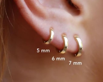 Tiny Huggie-oorbellen, effen Huggie-oorbellen, sierlijke oorringen, sierlijke kleine Huggies, 18 kt vergulde oorbellen, sterlingzilveren knuffels