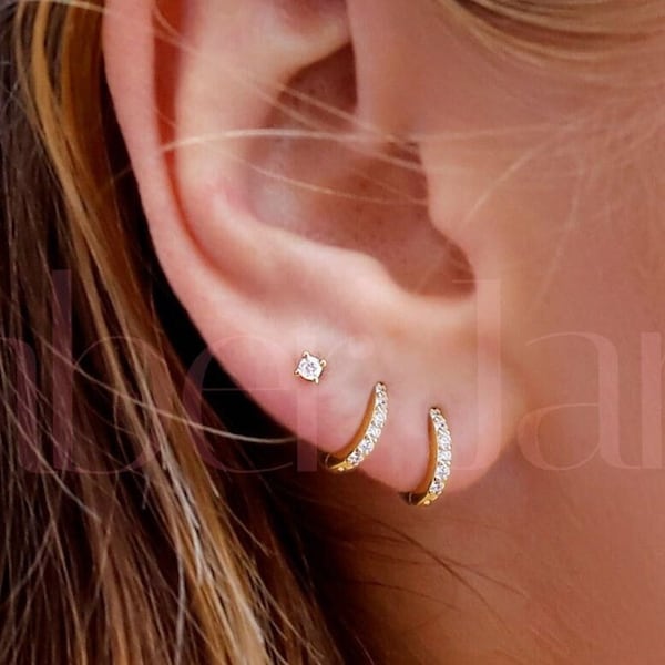 Boucles d'oreilles Huggie Hoop • cerceau de conque doré • cerceau de cartilage • boucles d'oreilles créoles • cerceau à anneaux pavés en argent • cerceau de tragus • petit cerceau d'hélice