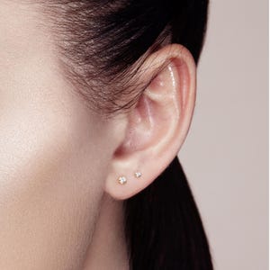 Pendientes pequeños de oro de 9 quilates, pendientes pequeños de circonita cúbica, pendientes hipoalergénicos de oro auténtico, joyería para piercing de oreja con parte trasera plana. imagen 8