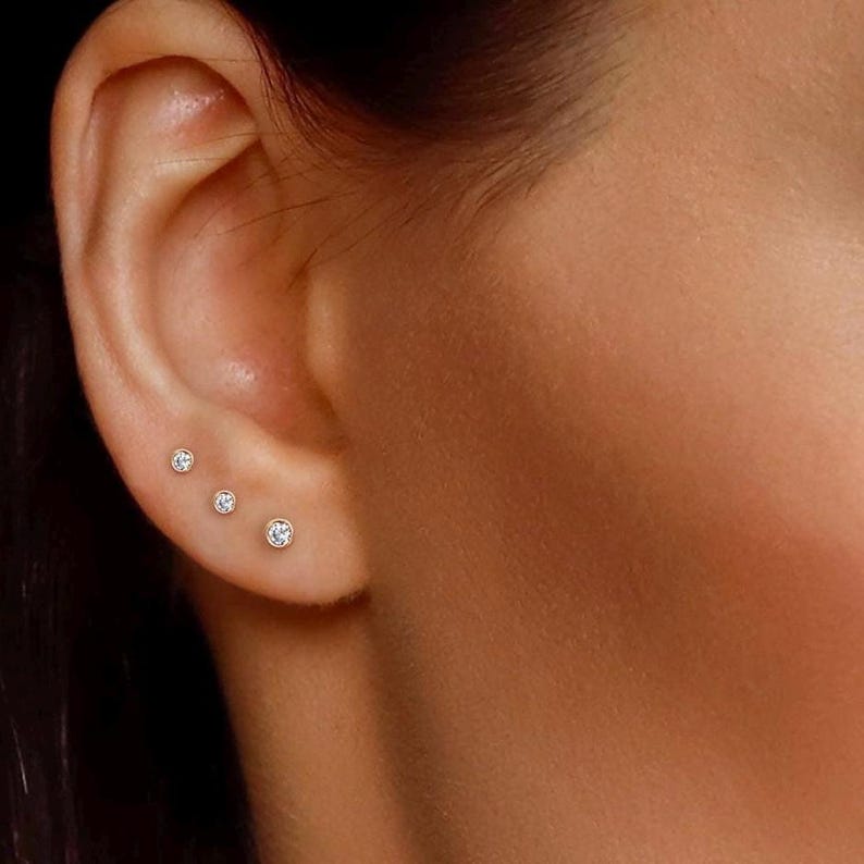 Pendientes pequeños de oro de 9 quilates, pendientes pequeños de circonita cúbica, pendientes hipoalergénicos de oro auténtico, joyería para piercing de oreja con parte trasera plana. imagen 1