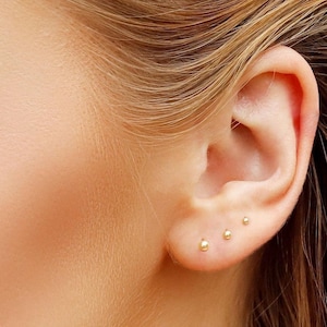 Pendientes de bola de oro macizo de 9 quilates, mini pendientes, delicados y pequeños de 22 g / 0,6 mm, con cierre de rosca, para labret, tragus o hélix. imagen 4