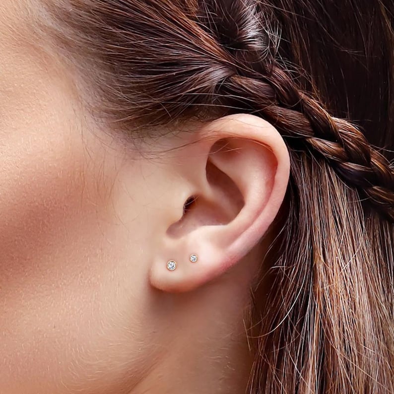 Pendientes pequeños de oro de 9 quilates, pendientes pequeños de circonita cúbica, pendientes hipoalergénicos de oro auténtico, joyería para piercing de oreja con parte trasera plana. imagen 7