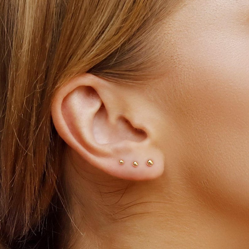 Pendientes de bola de oro macizo de 9 quilates, mini pendientes, delicados y pequeños de 22 g / 0,6 mm, con cierre de rosca, para labret, tragus o hélix. imagen 7