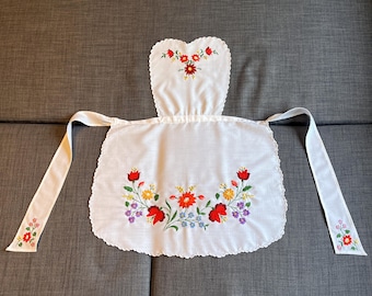 Hungarian Embroidery - Kalocsai in a Heart Shape - Kalocsai Minta