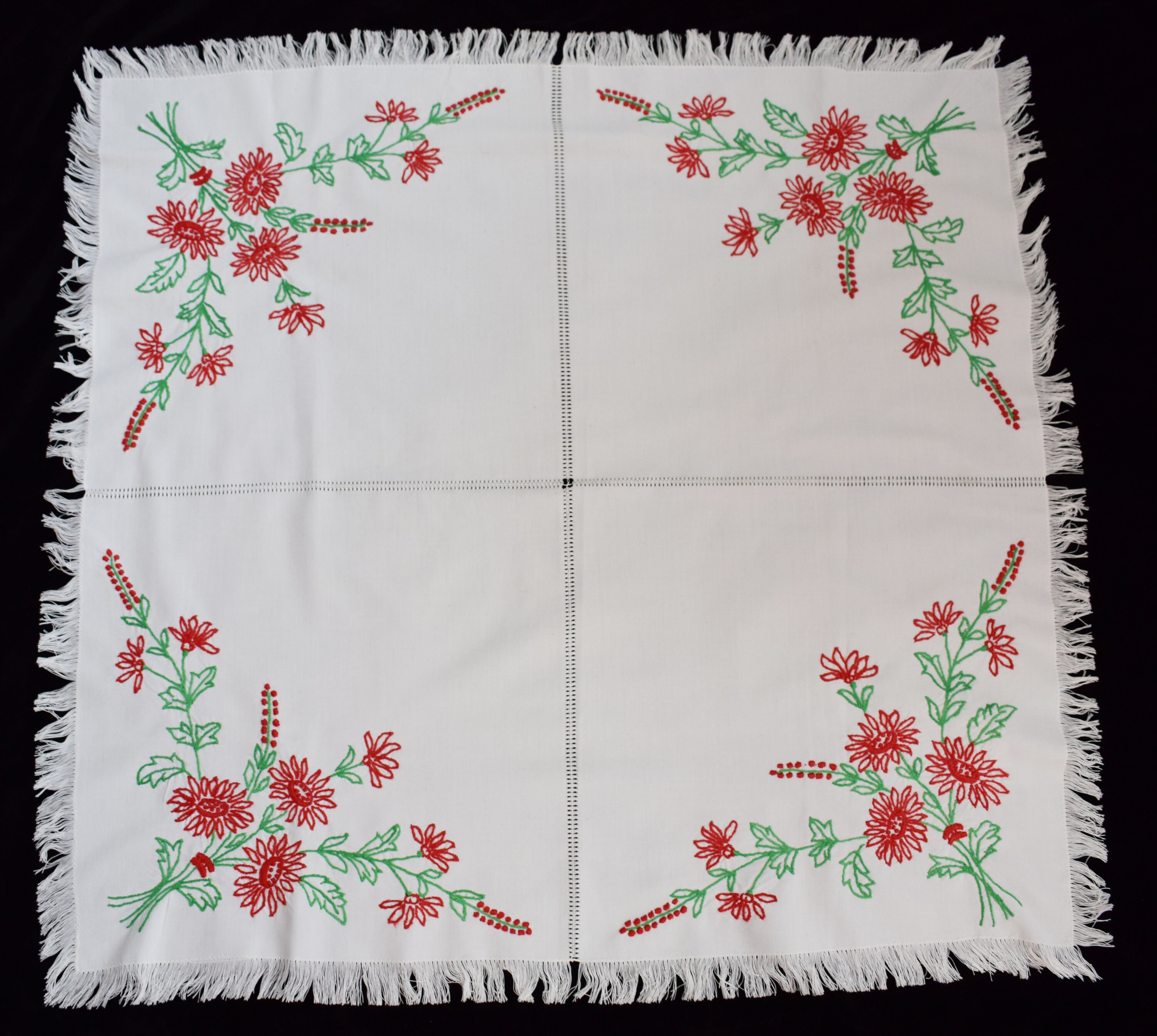 ダイニングテーブル Vintage Hungarian Table Vintage Hungarian Hand Embroidered Floral Tablecloth From the 90s
