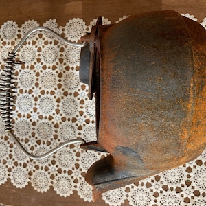 Timeless Elegance: Vintage 1930s Cast Iron Kettle - A Culinary Journey Through the Ages