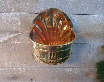 Vintage Metal/ brass basket pearl-shell painted. Vintage Metal/ brass basket pearl-shell painted.