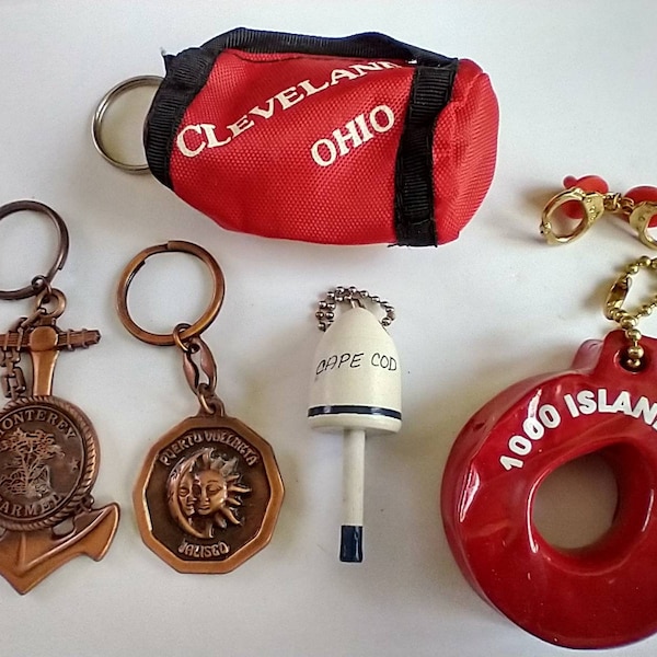 Vintage Keychains Souvenir State Novelty Handcuff Pin 1000 Islands Monteray Carmel California Puerto Vallarta Cape Cod Cleveland Ohio Bag