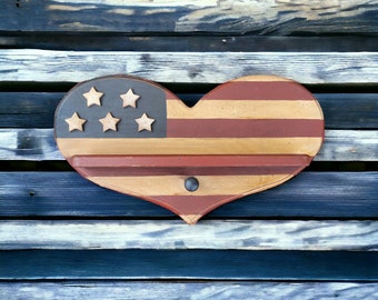 Estante de pared vintage de madera con forma de corazón, bandera americana patriótica, gancho para colgar, estilo rústico y primitivo.