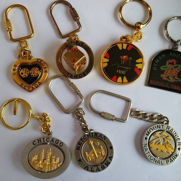 Vintage Keychains Souvenir State Novelty Washington Vegas Lake Tahoe Mirage Tennessee Chicago Illinois Alaska Mt. Rainier