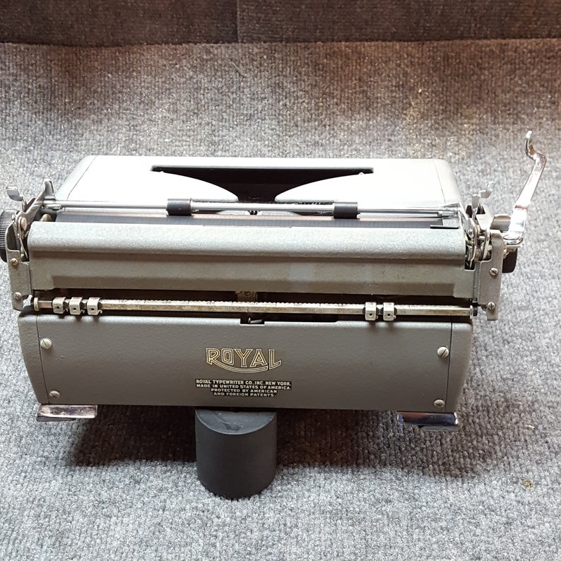 FREE SHIPPING 1950 Royal Quiet Deluxe Portable Typewriter Good Working Condition image 3