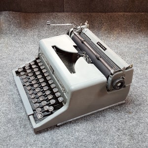 FREE SHIPPING 1950 Royal Quiet Deluxe Portable Typewriter Good Working Condition image 4