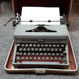 FREE SHIPPING 1950 Royal Quiet Deluxe Portable Typewriter Good Working Condition image 8