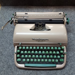 FREE SHIPPING 1958 Remington Quiet-Riter Eleven Portable Typewriter Good Working Condition