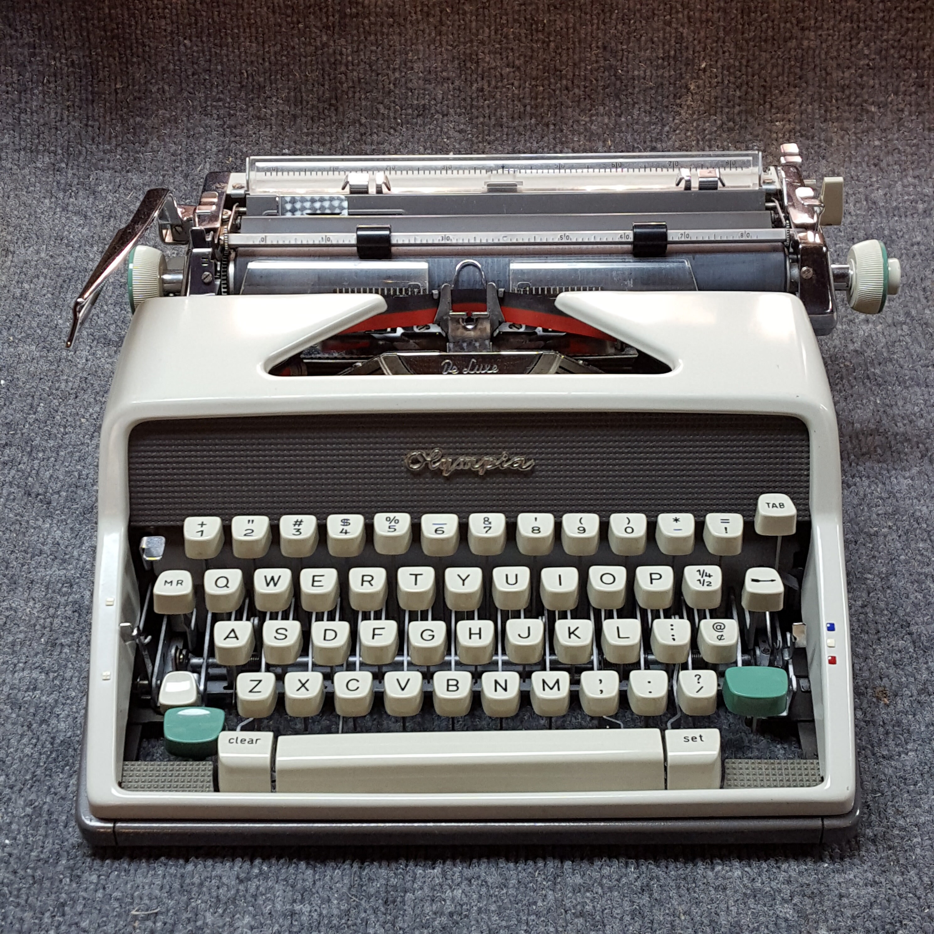 1963 Olympia SM7 Deluxe Portable Typewriter With Italic Pica Font