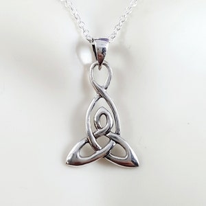 Mother and Child pendant. Sterling silver Celtic necklace. Mother Daughter necklace. New mother. Baby shower gift