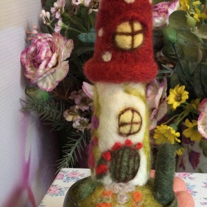 Handmade, needle felted, fairy house, toadstool. imagem 1